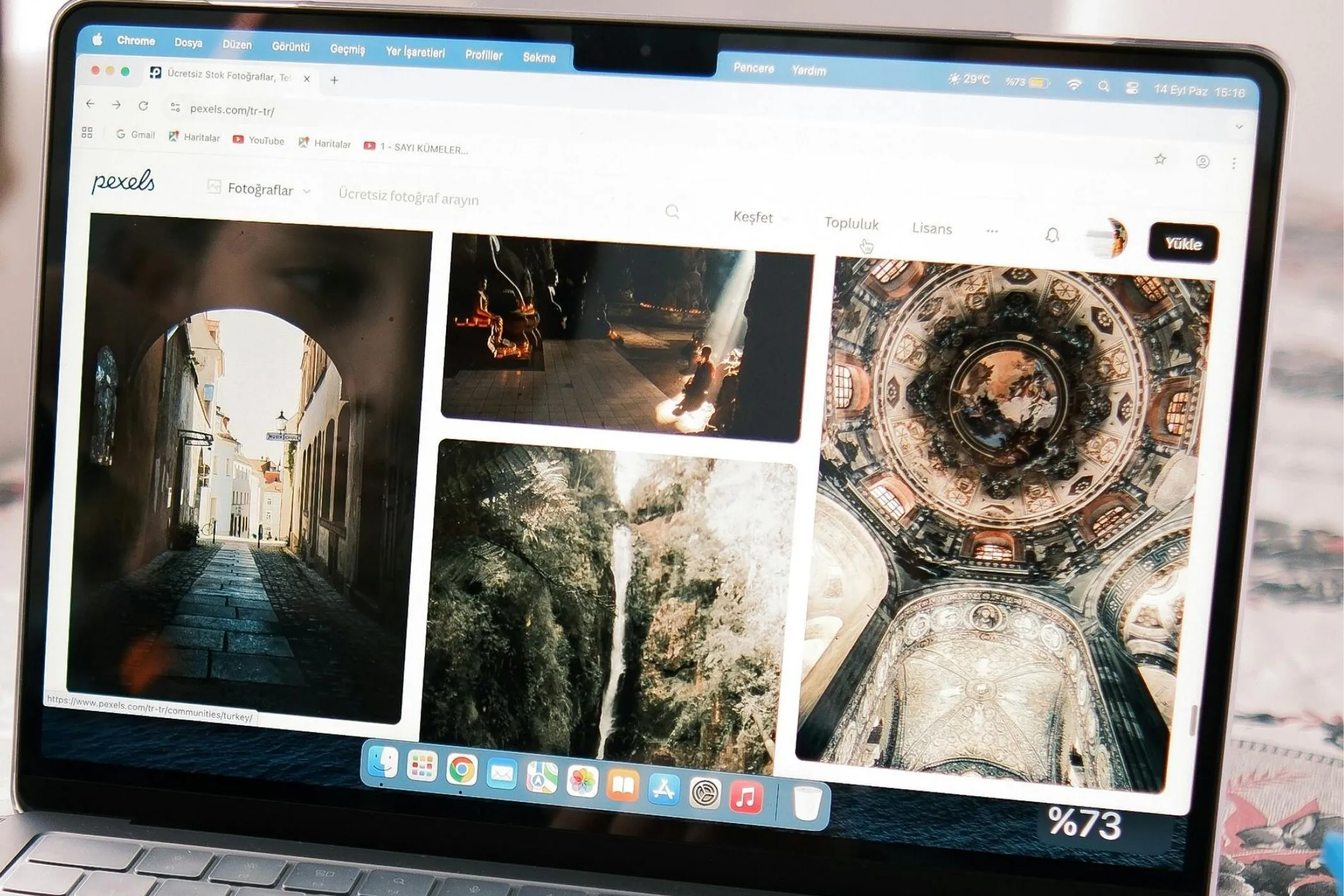 A blurred image gradually sharpening as it loads